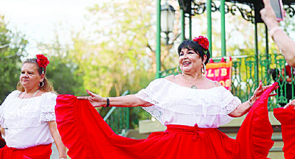 Festejan abuelitos con danzón en el centro