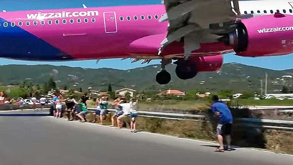 Los turistas se tuvieron que agachar ante la velocidad del airbus.