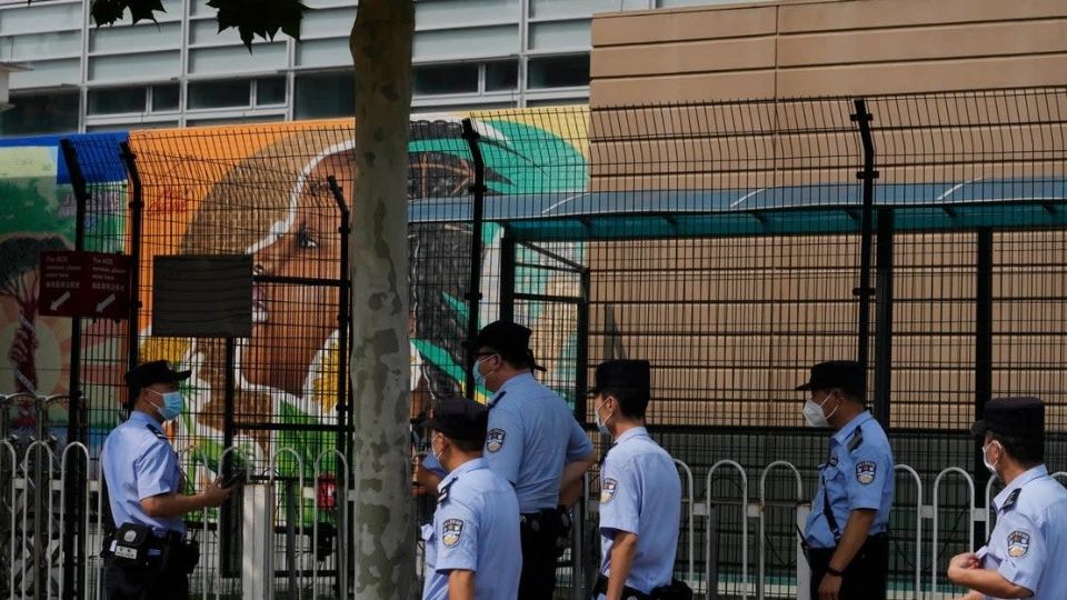 La agresión se dio por un hombre que, vestido con gorra y mascarilla, atentó contra la vida de los niños en la institución educativa