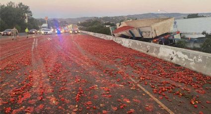 ¡Carretera se tiñe de rojo!... se voltea camión lleno de tomates