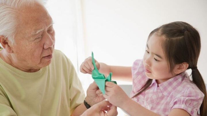 'Contratan' a bebés en asilo de ancianos en Japón