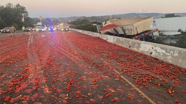 ¡Carretera se tiñe de rojo!... se voltea camión lleno de tomates