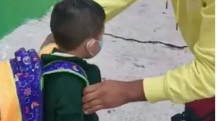 Niño se cae por el peso de su mochila en su primer día en el kínder | VIDEO