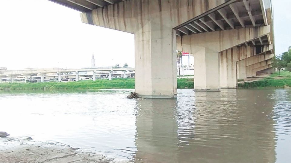 La corriente es fuerte y es riesgoso meterse a las aguas del río Bravo