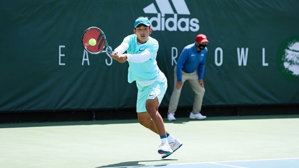 El deportista mostró una actitud de altruismo al ayudar al menor asistente, quien se sentía mal en la cancha