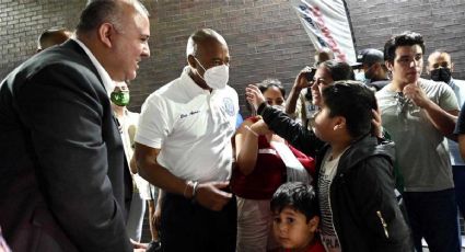 Alcalde de Nueva York critica a Abbott por usar a inmigrantes como peones políticos.