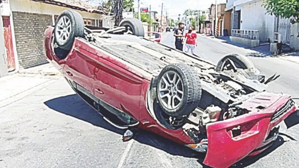 El carro Malibu quedó volcado en medio de la avenida Ocampo.
