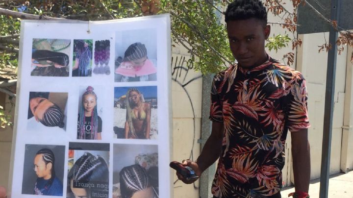 Haitianos buscan ingresos en Nuevo Laredo y ofrecen cortes de cabello