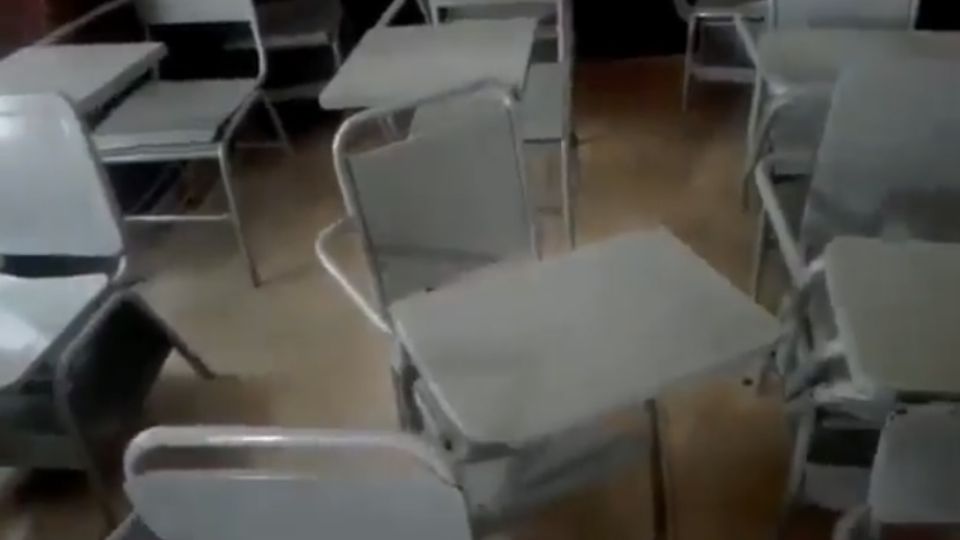 El pupitre de un salón de clases se mueve solo mientras el maestro explica como deben estar alineados.