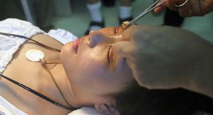 Mujer termina con cuatro cejas tras pagar tatuaje cosmético económico | FOTOS