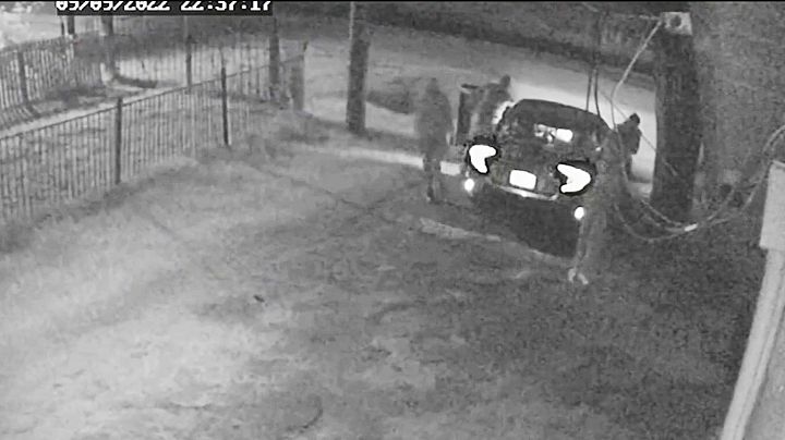 Adolescente mata a tiros a hombres armados que querían entrar a su casa