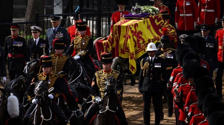 Llega féretro de Isabel II a Londres; el Rey Carlos III y sus hermanos escoltan en la procesión