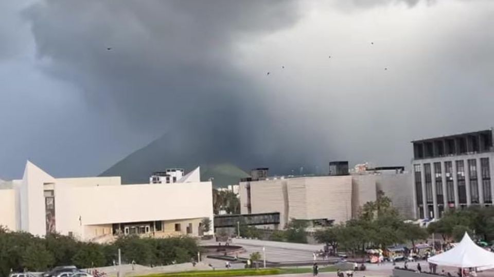 El agua se hizo presente por la tarde en Monterrey.