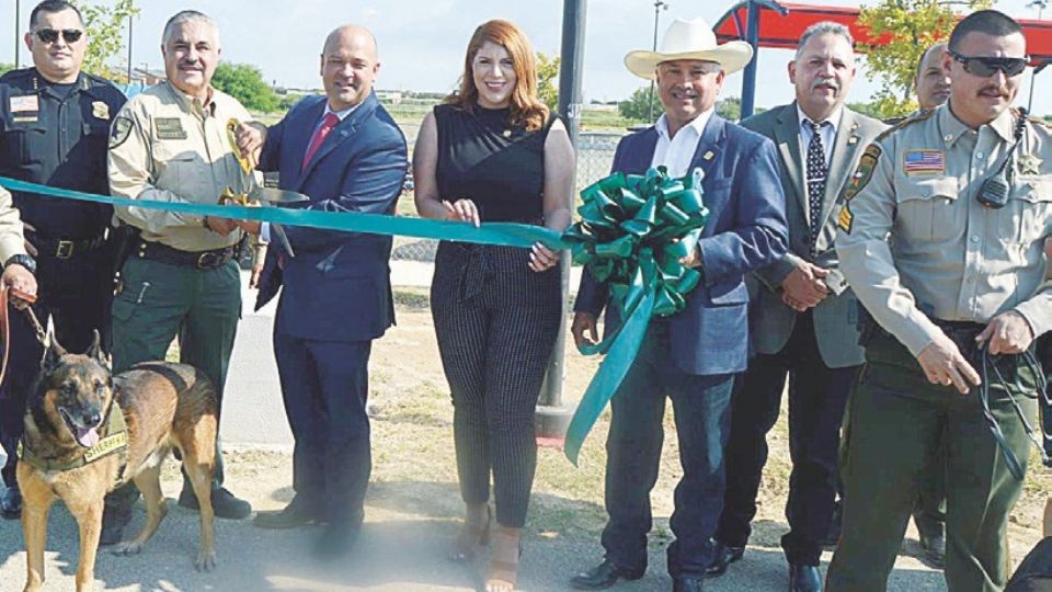 Oficiales municipales y del condado inauguraron el parque canino 'Sargento Denzo'.