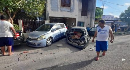 Choca a seis vehículos, un poste y una casa y huye, pero vecinos lo detienen