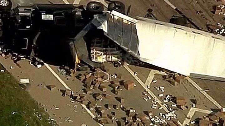 Tráiler cargado de juguetes íntimos vuelca en la autopista; ¿hubo rapiña?