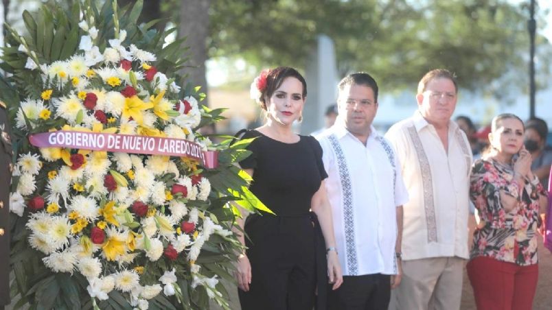 Las autoridades colocaron una ofrenda floral al pie del monumento a Miguel Hidalgo.