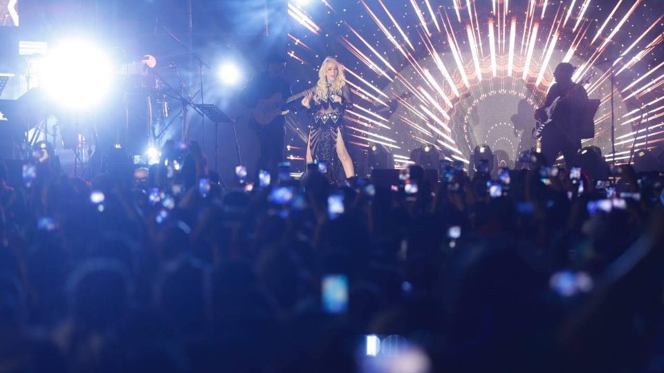 La cantante bailó y levantó de sus asientos a los neolaredenses.