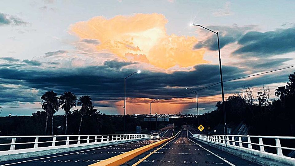 Lluvia, nubes y sol combinados.