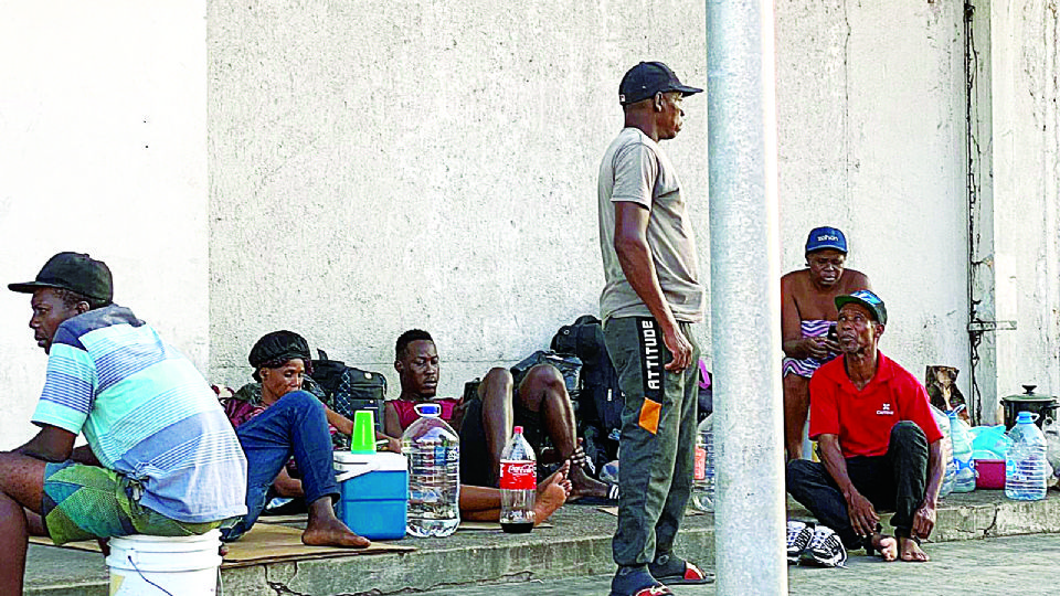 A causa de la sobrepoblación en los 11 refugios locales, los migrantes pasan el día en la calle. 
