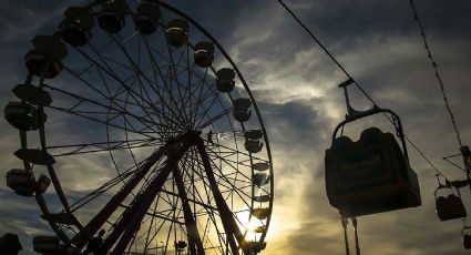 Adolescente se zafa de asiento de la rueda de la fortuna, cae 15 metros y muere