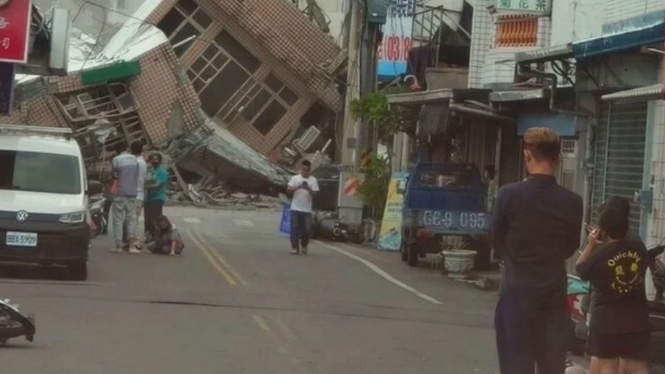 Se reportan edificios colapsados y carreteras y puentes caídos