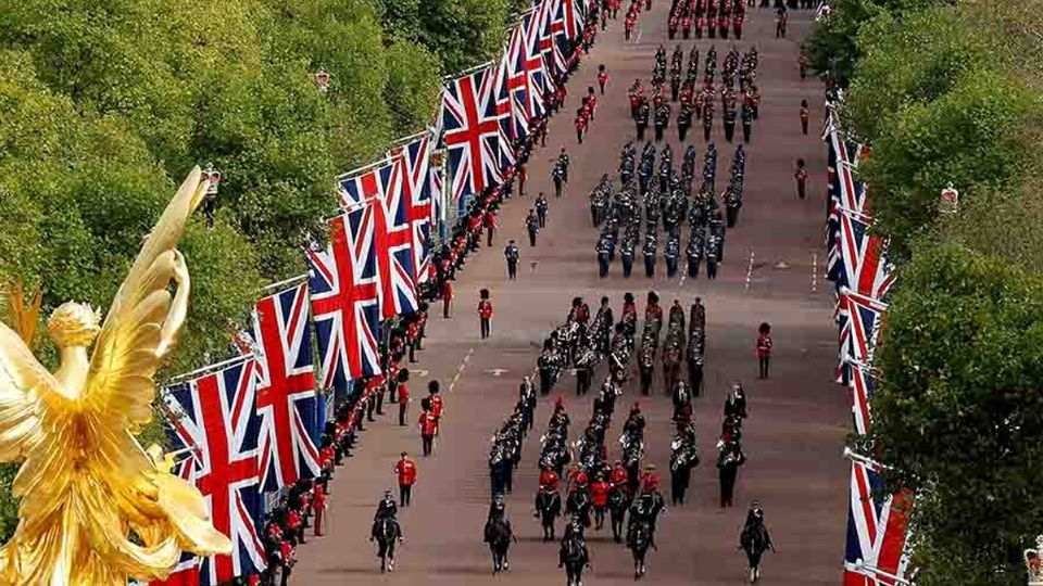 La procesión rumbo al castillo de Windsor, que fue una de las residencias de la reina. 

