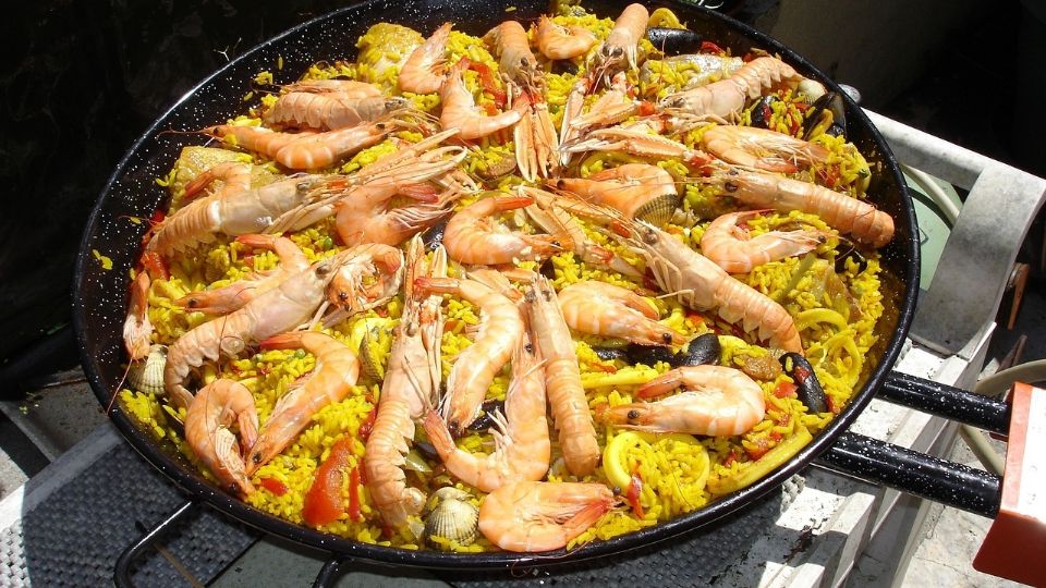 La paella es uno de los tradicionales platillos de la gastronomía de España.