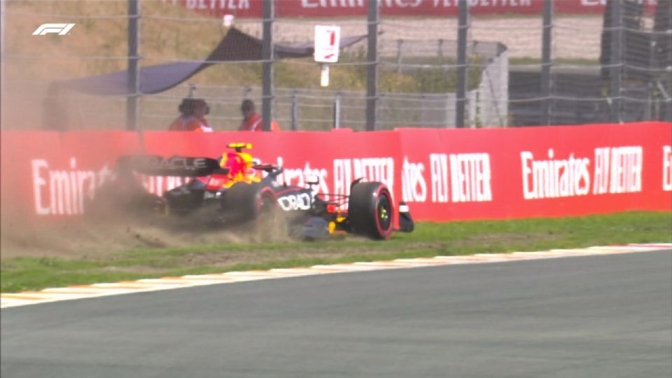 Sergio Pérez se salió de la pista y estuvo a punto de impactarse en el circuito de Países Bajos.