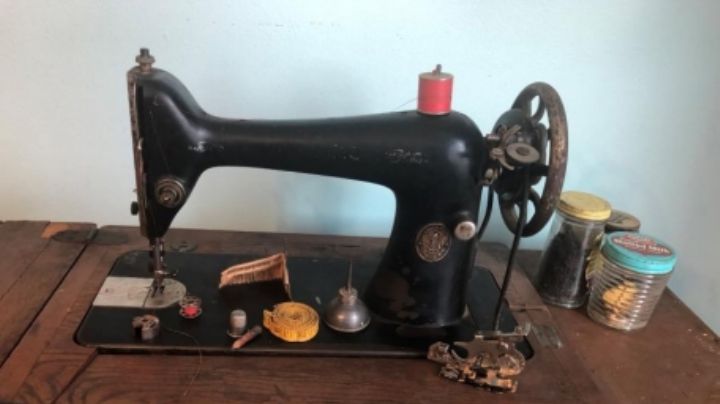 Familia neolaredense atesora máquina de coser Singer desde la Revolución Mexicana