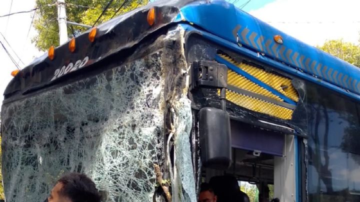Aspirante a conductor choca Trolebús en la CDMX; tres heridos | FOTOS