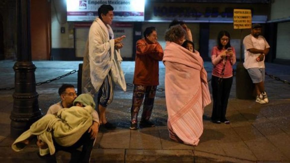 En las calles de la capital se pudieron ver a personas en pijamas y con cobijas, sorprendidos y asustados por el segundo sismo registrado en menos de una semana en México