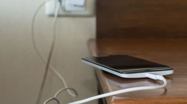 Joven muere electrocutado al conectar su teléfono celular en Durango