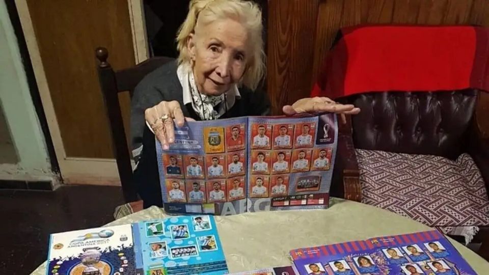 Abuelita gastó lo de su pensión en estampas para llenar dos álbumes Panini del Mundial Qatar 2022