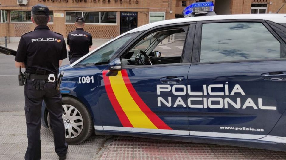 La policía Nacional de España arrestó al sujeto por abandonar al menor en el interior de automóvil