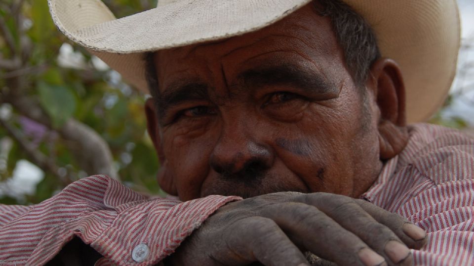 Martínez muestra, sin querer, todas las 'huellas' de su labor como carbonero.