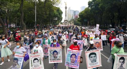 Marchan manifestantes por el octavo aniversario de la desaparición de estudiantes de Ayotzinapa