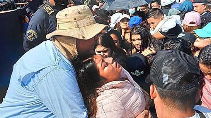 Llega a ver a Firme desde una noche antes, pero se desmaya y se pierde el concierto