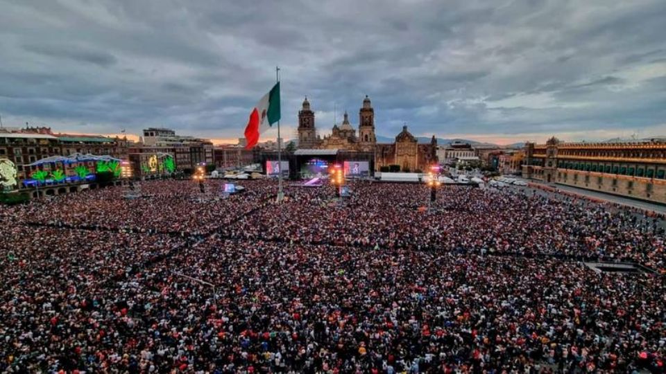 Anteriormente el record pertenecía a Vicente Fernández, con 217 mil personas en la plancha del Zócalo capitalino