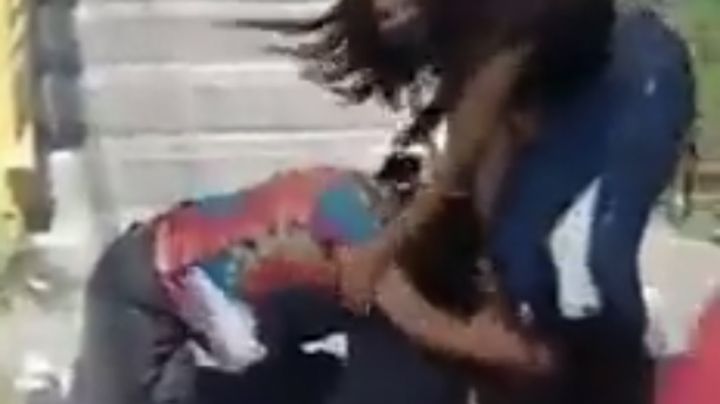 Joven esperaba el camión; compañeras de prepa le dan paliza | VIDEO