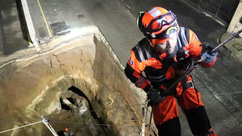 Se cree que el socavón se pudo haber formado debido a las fuertes lluvias