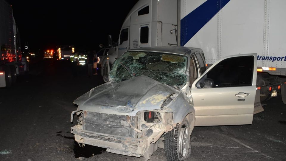 Joven se estrella contra llantas de tráiler.