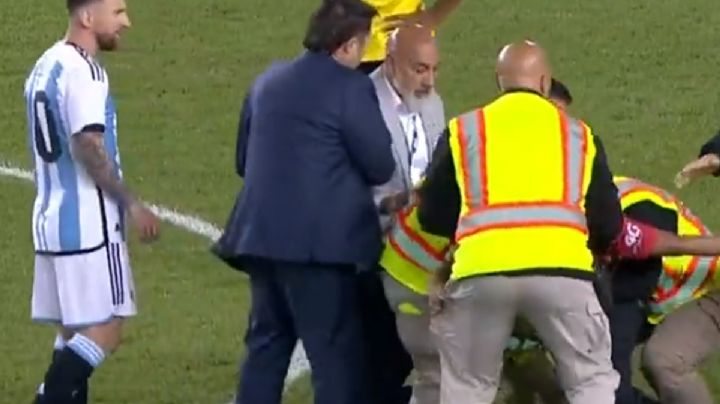 Aficionado invade cancha en pleno juego para pedirle un autógrafo a Messi | VIDEO