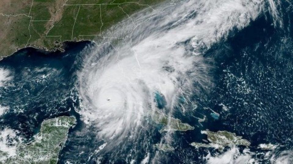 El meteoro entrará con todo su poder al territorio estadounidense, previéndose severas inundaciones y vientos inclementes en el territorio