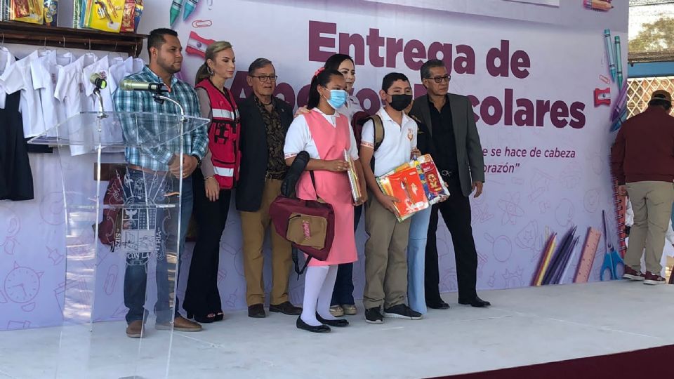 Estudiantes recibieron útiles escolares y mochilas por parte de autoridades municipales.