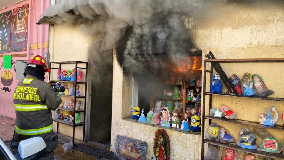 La tienda de artesanías quedó invadida por el fuego que consumió todo a su paso.