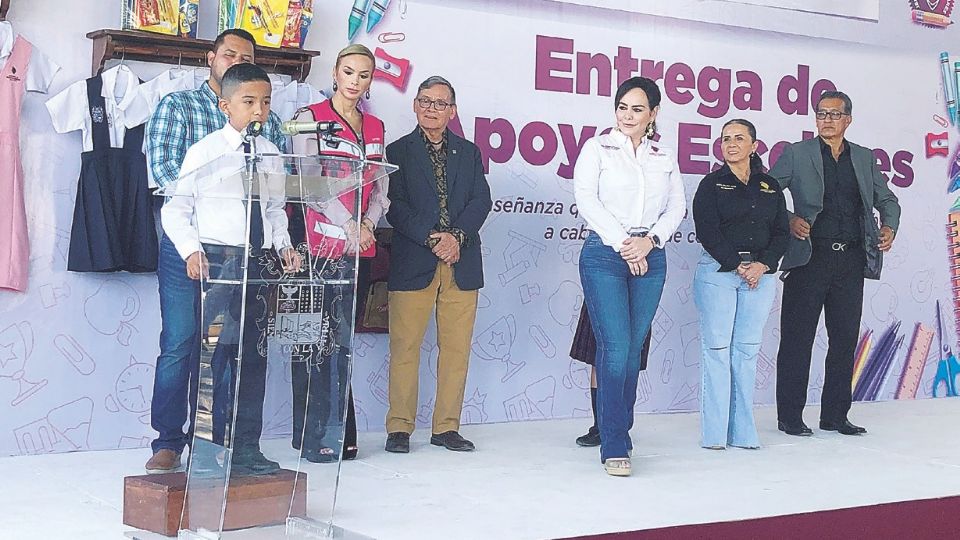 La alcaldesa inició la entrega de uniformes a estudiantes de nivel básico.