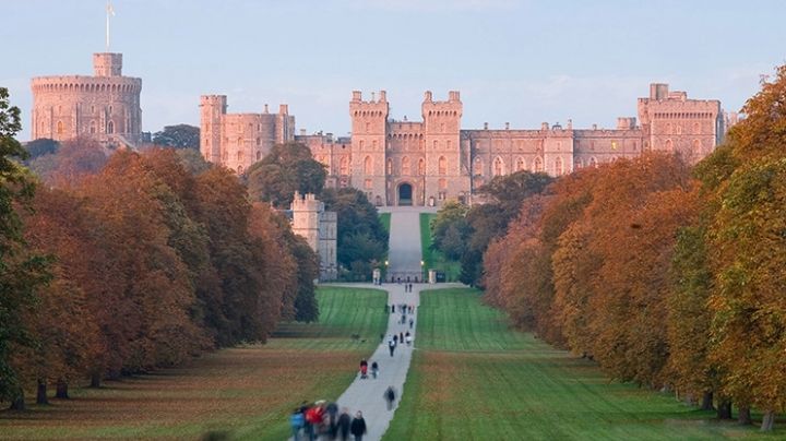 Personas se dan cita en la reapertura del castillo de Windsor, última morada de Isabel II