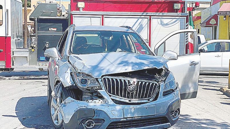 La camioneta result+ó con fuertes daños en Morelos y Lincoln.