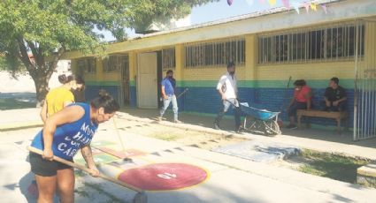 Limpian familias calles y el edificio del CAM 55